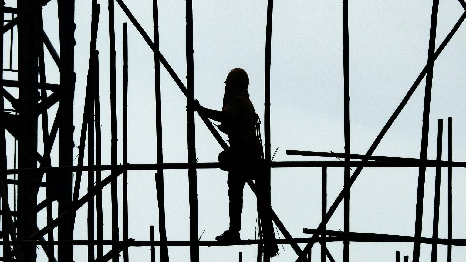 Kvinna på byggnadsställning