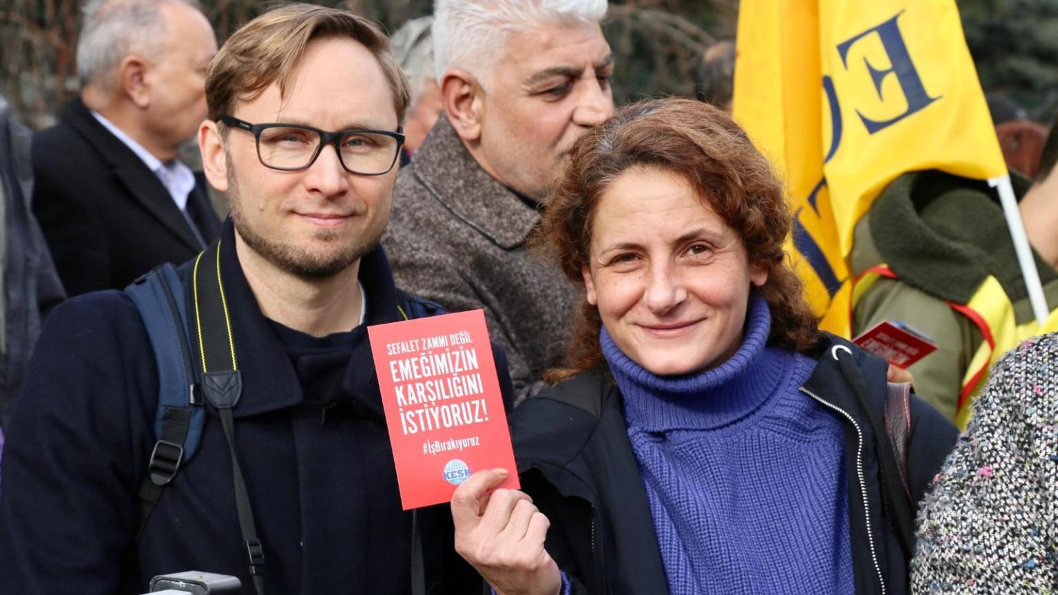 Magnus Runstem, ST och Evrim Yaban, KESK, på en demonstration i Ankara 2025. 