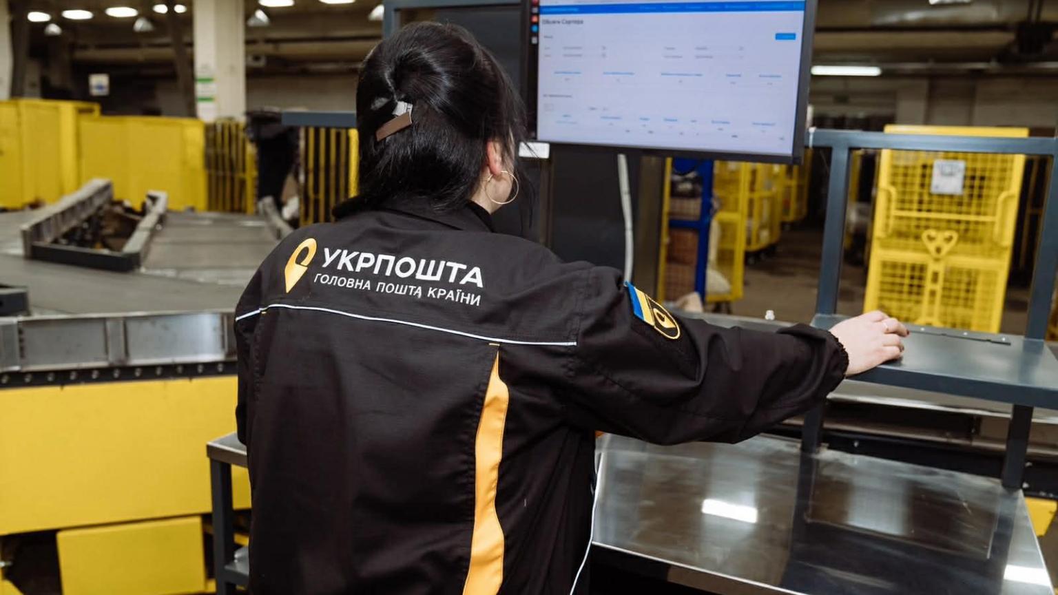 Kvinna vid dator på postterminal