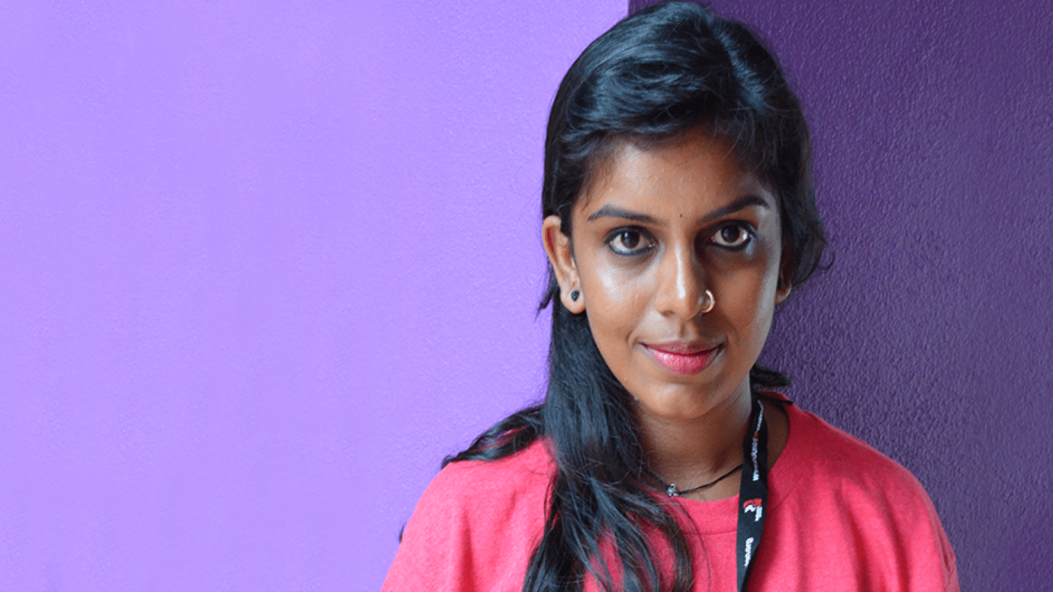 Närbild på Jamuna Nallahalli Shivalingegowda med lila bakgrund 