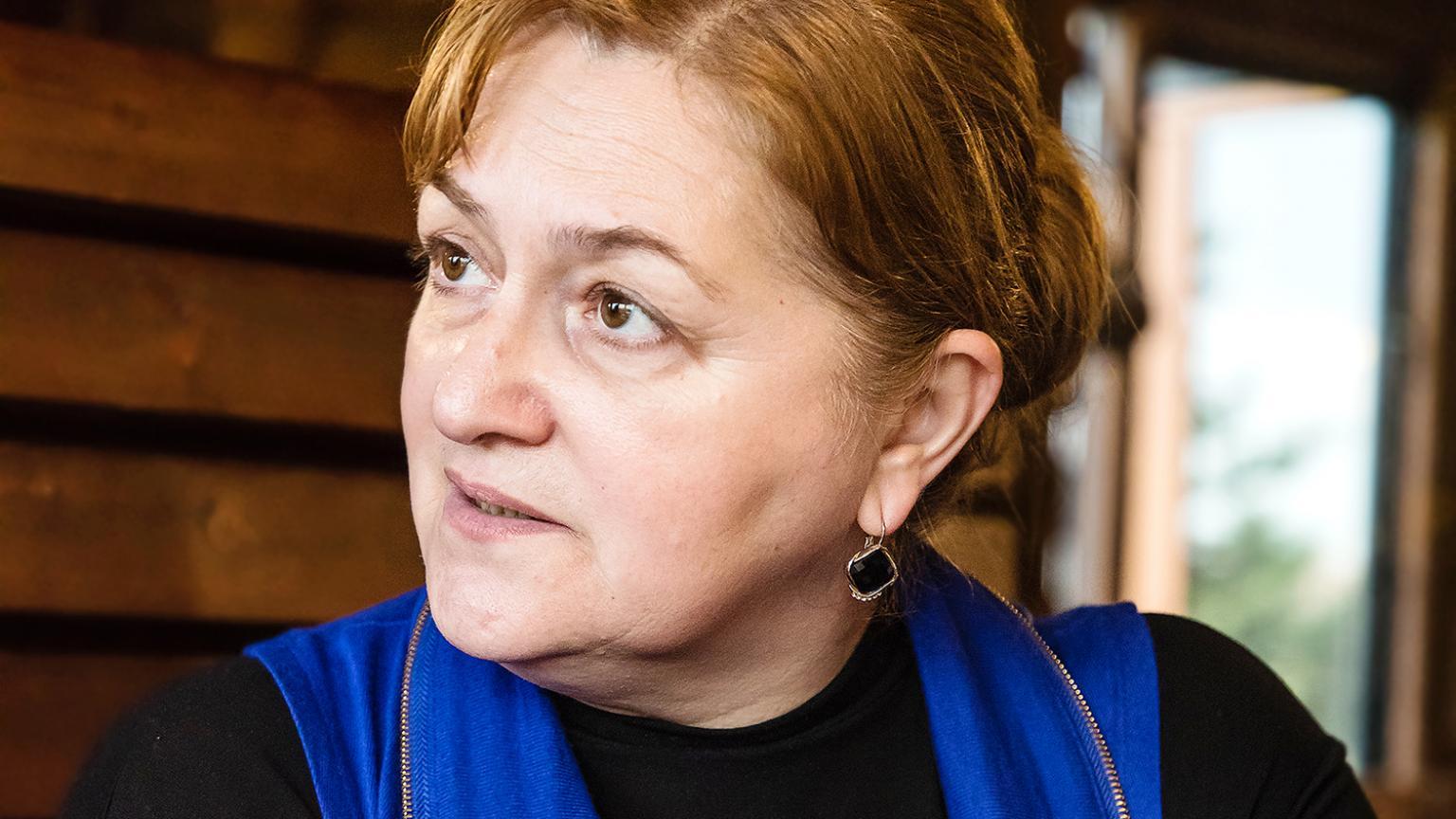Syntolkning: Närbild på Marina Kurtanidze, ordförande för det georgiska oberoende byggnads- och skogsfacket.