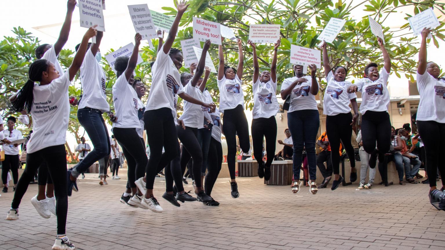 Barnmorskeförbundet GRMA i Ghana demonstrerar för deras viktiga roll för hela samhället, för unga och vuxna, hälsa, utbildning och samhällsutveckling. Foto: GRMA 
