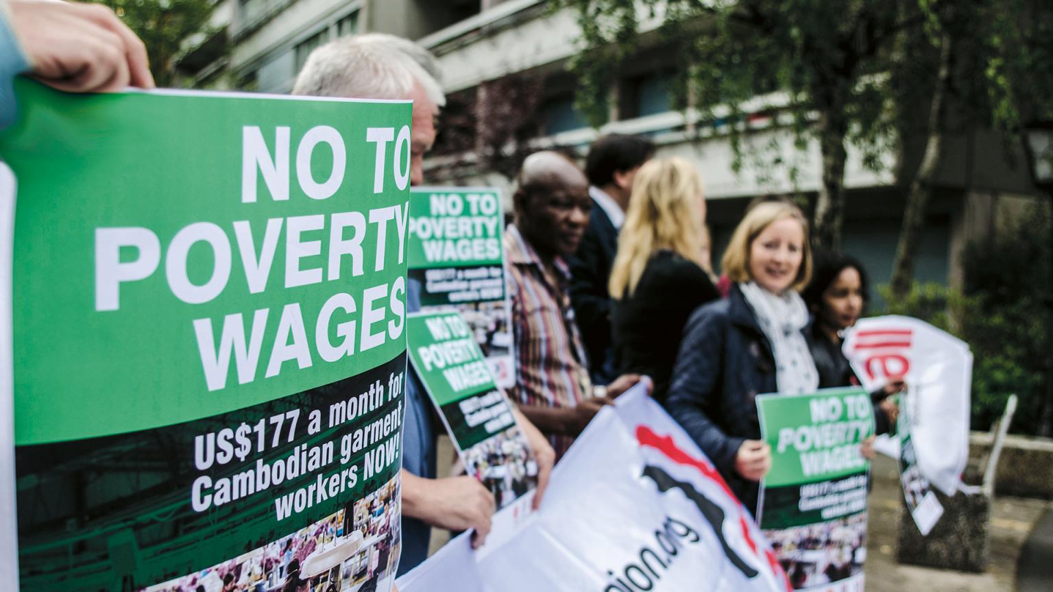 Globala facken IndustriALL och Uni Global Union genomför en solidaritetsaktion i Schweiz för levnadslöner i Kambodja.