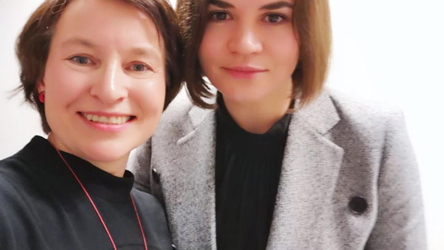 Porträtt på Svjatlana och Lana som tittar in i kameran