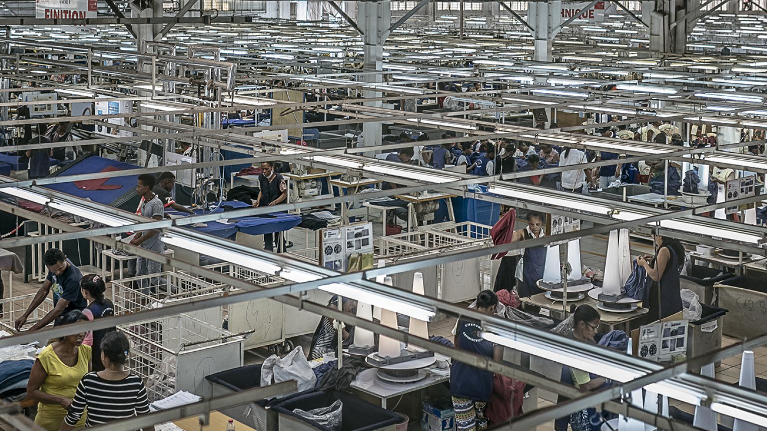 Syntolkning: Bild med ovanifrånperspektiv inne på en textilfabrik i Madagaskar. 