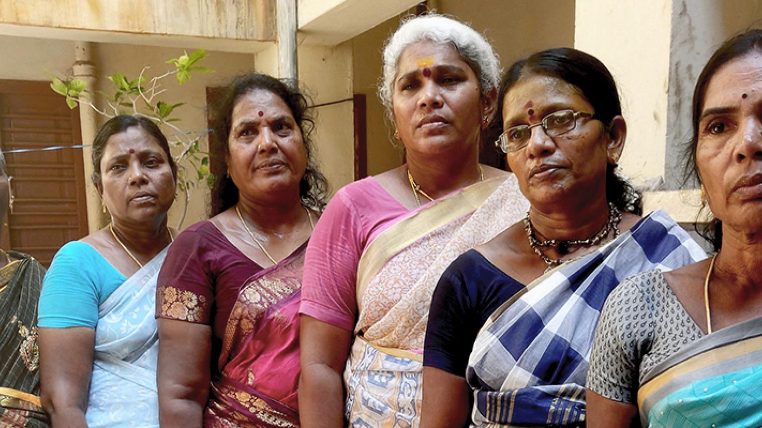 Indiska kvinnor på rad i traditionella kläder