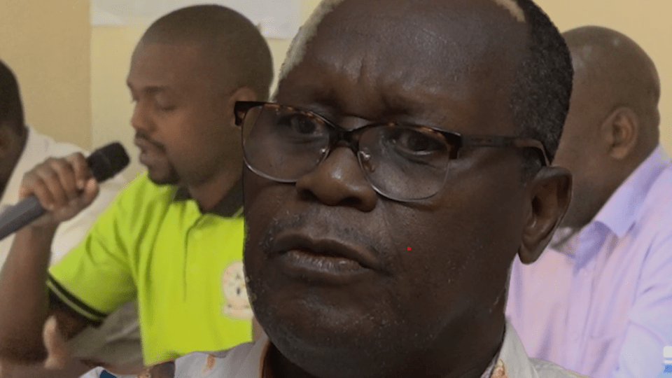 Desmond Kantana Harrison, Musikerförbundet i Kenya, på en av Union to Unions utbildningar. Andra deltagare syns i bakgrunden. 