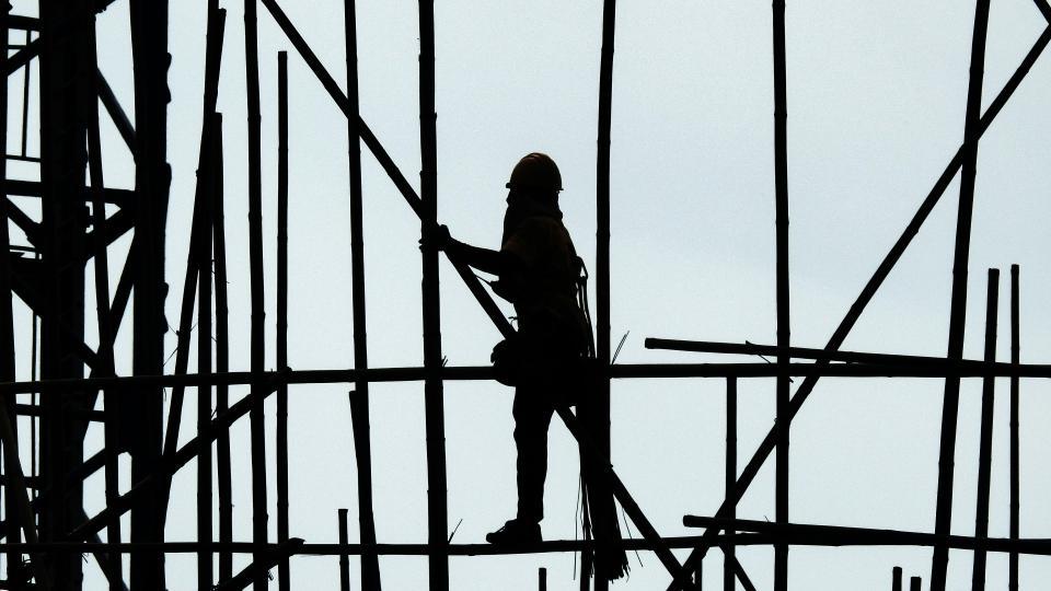 Kvinna på byggnadsställning