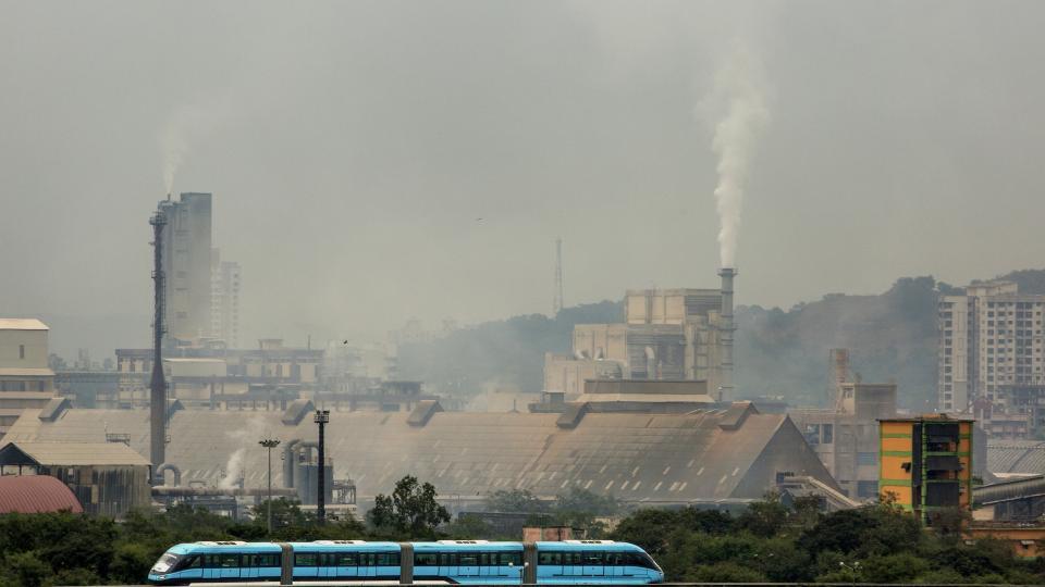 Ett modernt monorail-tåg i passerar ett större industriområde i Bombay/Mumbai i den indiska delstaten Maharashtra.
