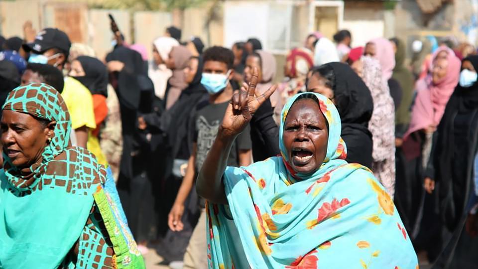 Folkliga protester på Khartoums gator mot militärkuppen i Sudan.